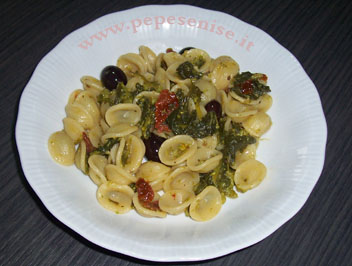 ORECCHIETTE  CON CIME DI RAPE, POMODORI SECCHI E OLIVE NERE